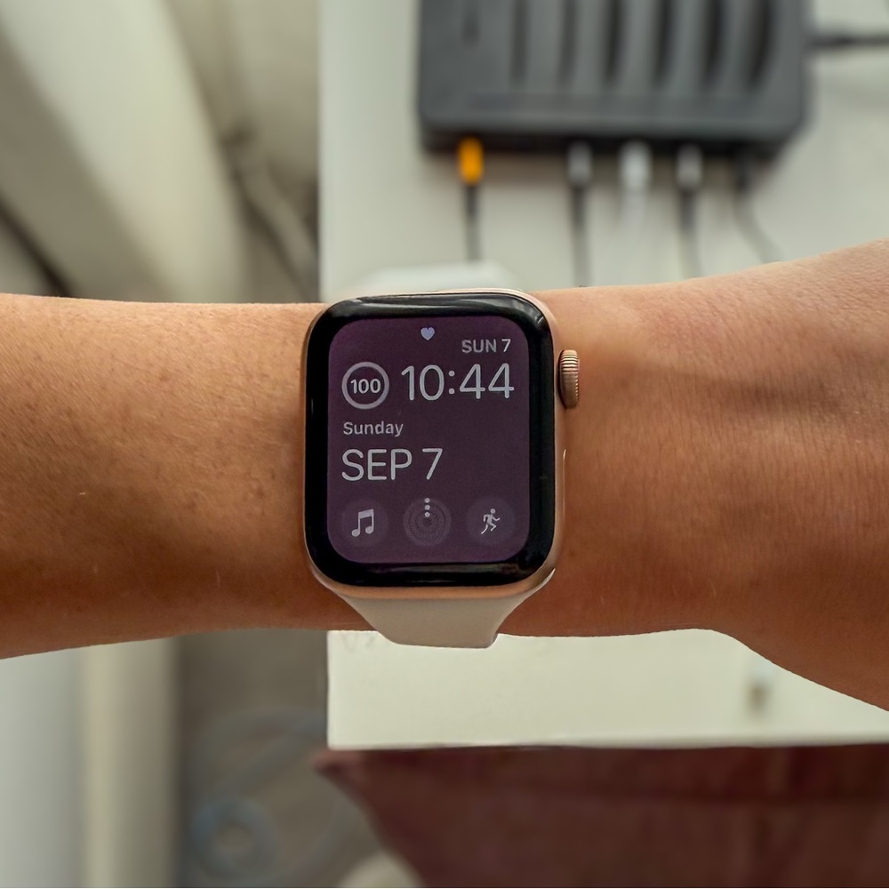 Apple Watch SE GPS + Cellular, 40mm Gold Aluminum Case